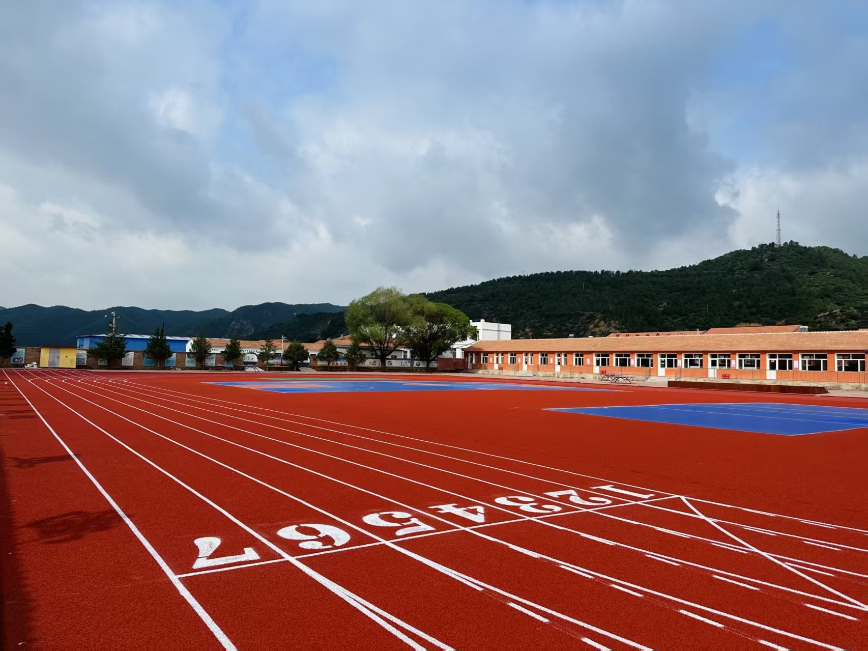 石河子市自结纹塑胶跑道塑胶地坪 - 厂家